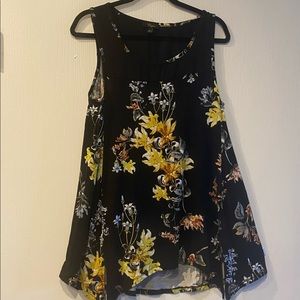 Cupio floral tunic with handkerchief hem. Size Large.